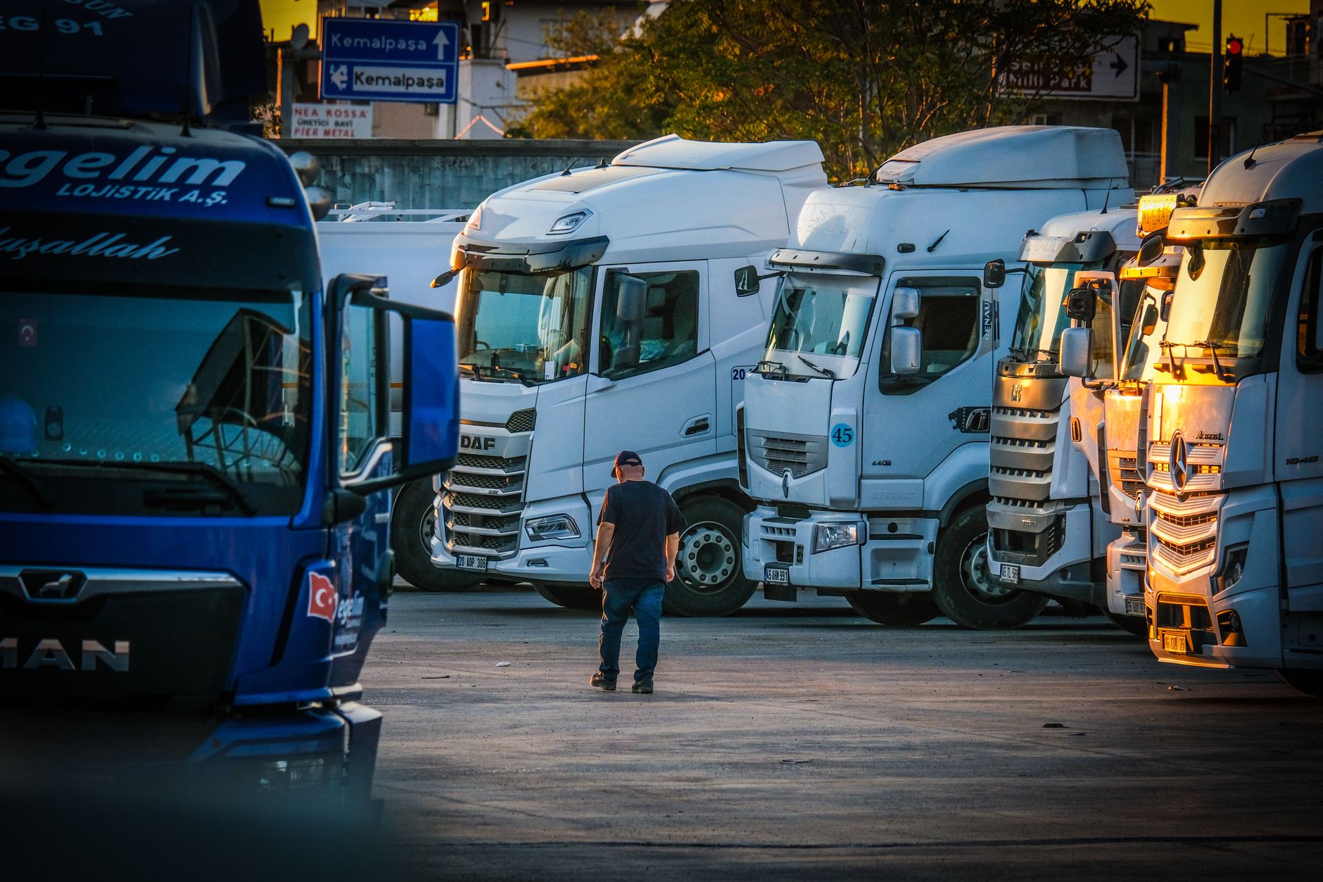 Chauffeur dans la cabine d'un camion